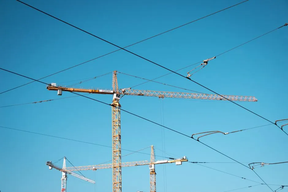 Tower crane selection for snow removal: cold-climate spec gates 2026