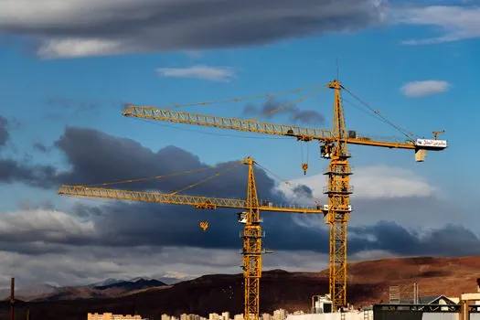 Tower Crane selection for urban infrastructure - Mast Sections, Modular Compatibility, and Refurb Supply