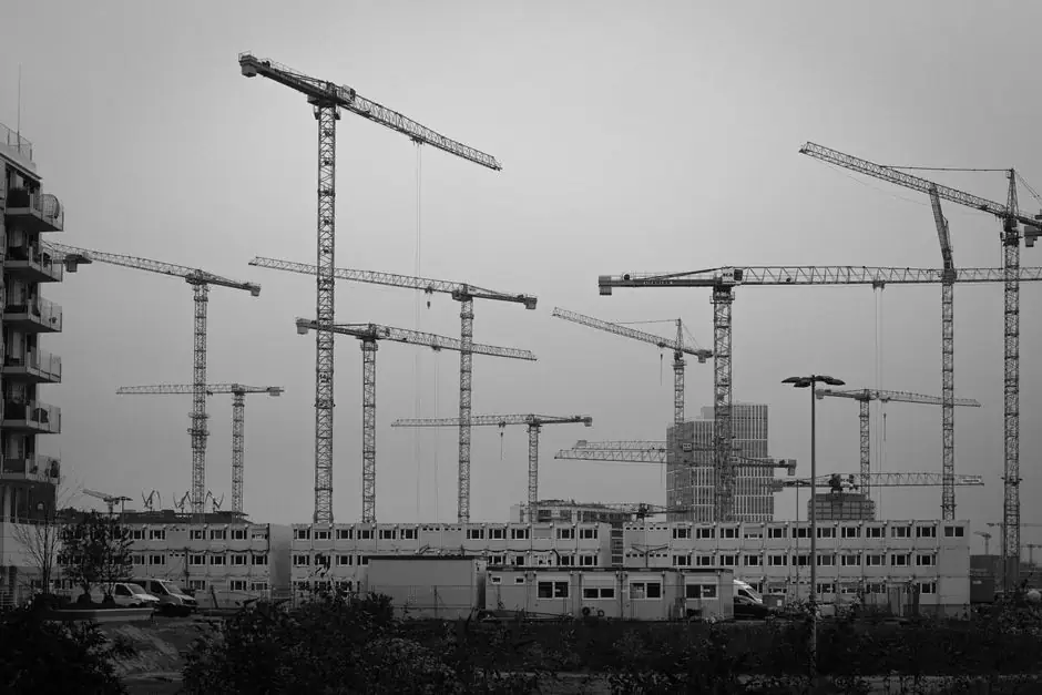 Tower Crane Selection Guide: Variants, Spec Gates, and Site Fit