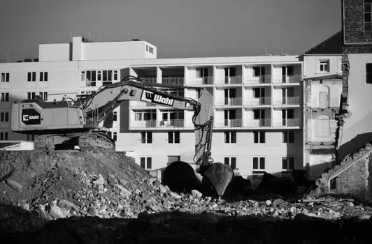 Truck Crane selection for demolition projects - Decision comparison: demolition tool vs truck crane on five criteria
