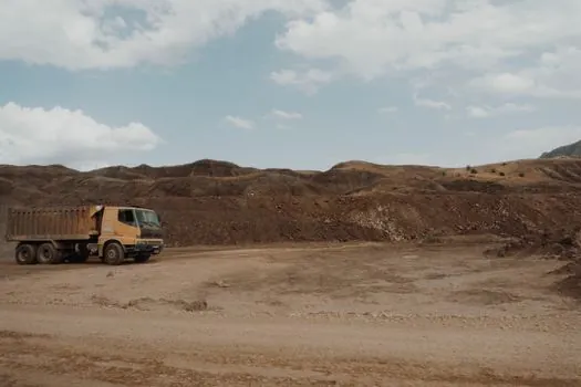 Truck Crane selection for quarrying - Certification, Standards, and Supplier Vetting