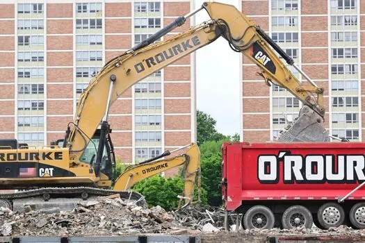 Truck Crane selection for tunneling - Failure modes and contractual safeguards