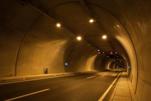 Infrared Line Level selection for tunnel construction - Wavelength Package and IR Channel Behavior