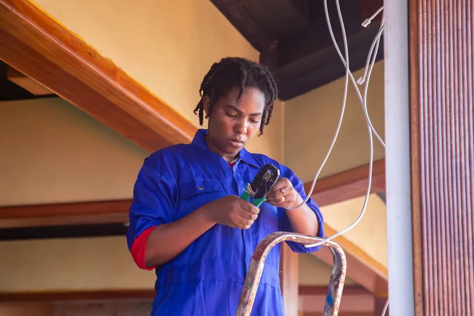 Two-Hand Control Selection for Electrical Work: 2026 Spec Map