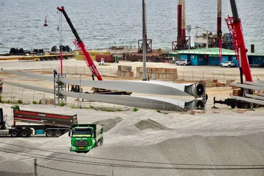 Truck-Mounted Crane selection for urban infrastructure - Drive concept shifts: zero-emission site power for telescopics