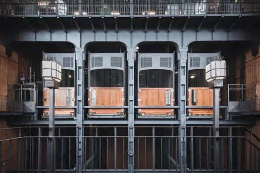 Vertical Lift Module selection for warehouse automation - Configuration Comparison: Internal vs External Bay, Single vs Dual Delivery