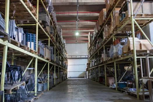Vertical Lift Module selection for warehouse automation - Site Constraints and Failure Modes