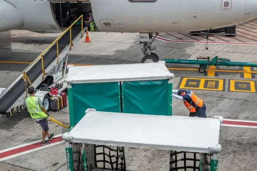 Vibrating Conveyor selection for air cargo - Standards, certifications, and dangerous-goods zoning