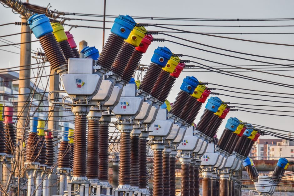 Voltage Transformer Selection Guide: Cores, Schemes, and Line-Voltage Sourcing