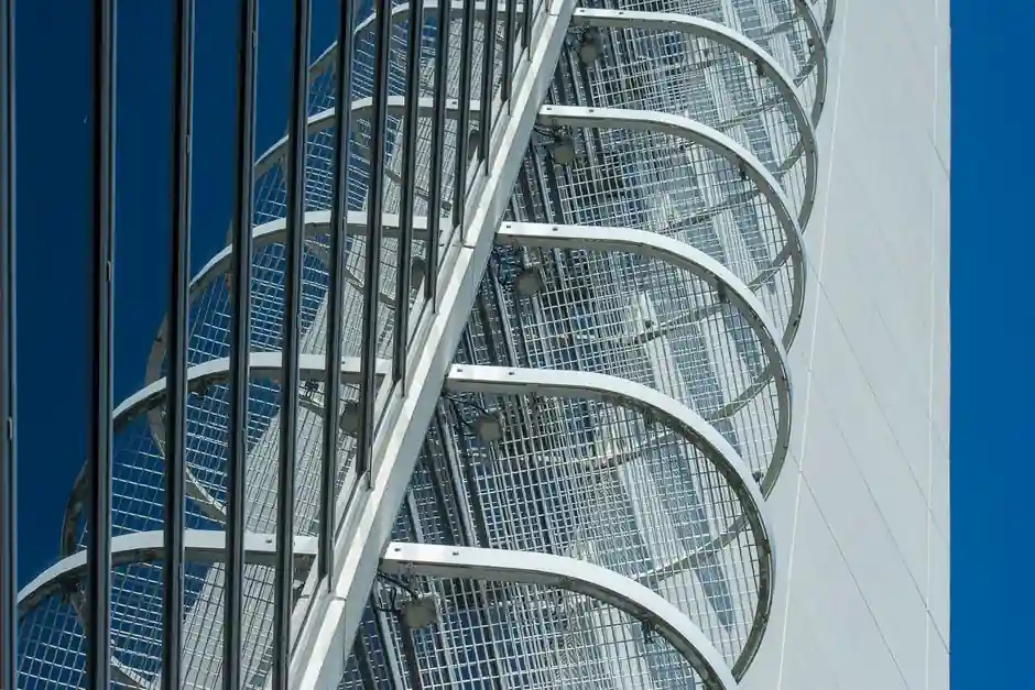 Welded Steel Mesh Selection for Commercial Buildings: Wire, Opening, Grade