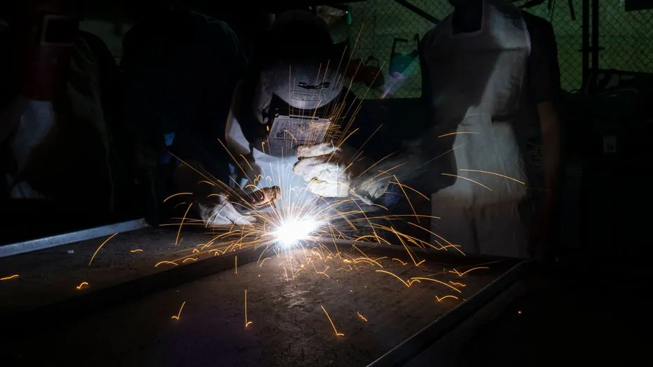 Welding dust-mask selection: EN 149 FFP class, filter grade, and helmet layering