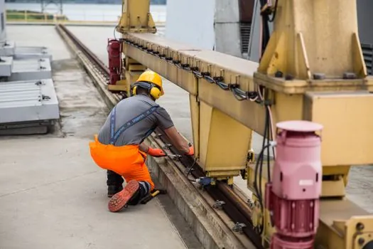 Zinc Die Casting Machine selection for rail components - Selection criteria: hot-chamber vs cold-chamber for rail