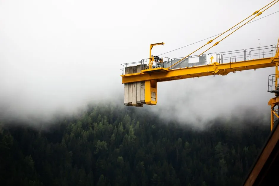 Accelerometer-Based Crane Load Swing and Hoist Monitoring: 2026 Field Picture