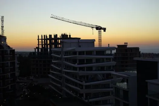 Aerial Work Platform vs Tower Crane - Real use cases where the two are paired
