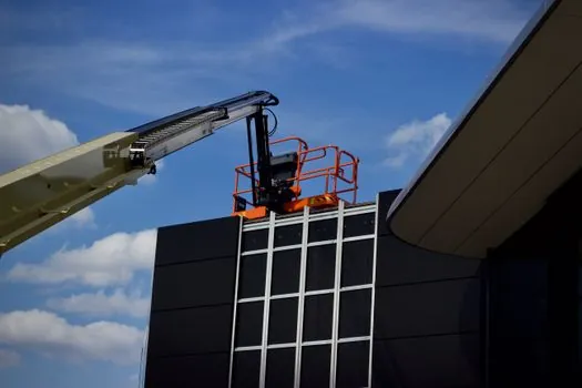 Aerial Work Platform vs Tower Crane - Sourcing, lead time, and fleet decisions