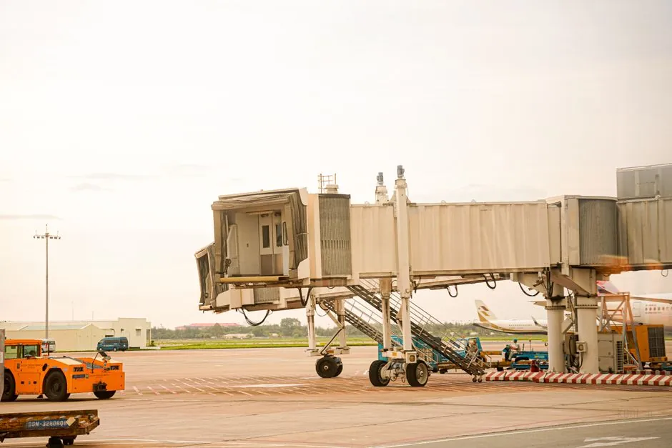 Air-cargo pneumatic conveying: dilute vs dense, pressure vs vacuum