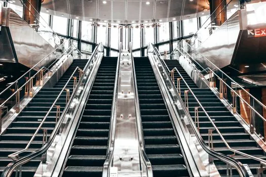 AMR traffic management bottlenecks at elevators and doors - Selection Criteria for a 2026 AMR Door-and-Elevator Stack