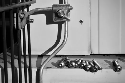 anaerobic thread locking adhesive vs mechanical lock washer - Vibration, sealing, and disassembly: head-to-head criteria