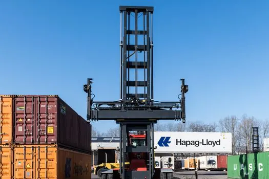Asphalt Paver selection for port and terminal operations - Where Standard Highway Pavers Fail on Terminal Yards