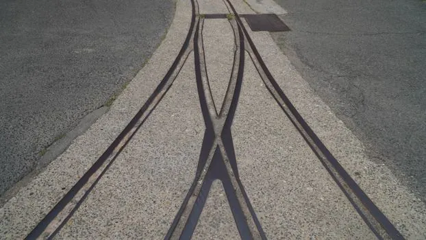 how many ball tracks are on a standard ball spline? - Three-Track and Six-Track Trade-Offs