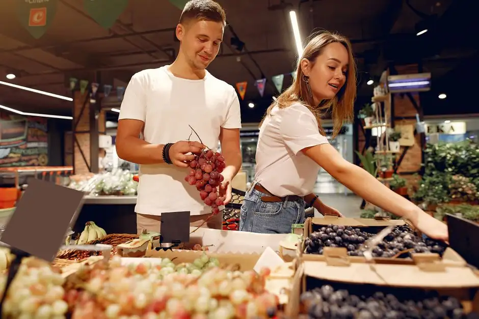 Bench scale selection for retail distribution: capacity, certification, and connectivity