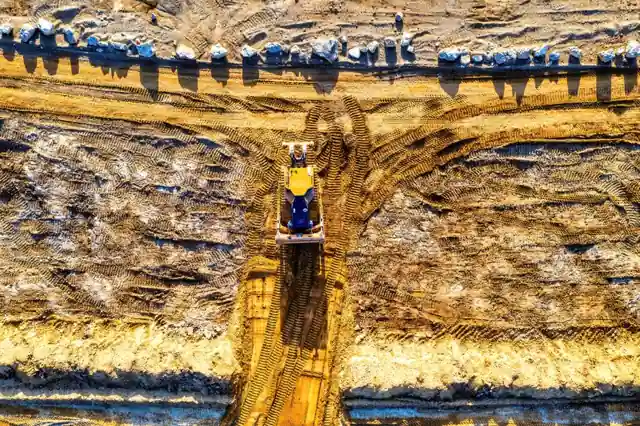 Bulldozer Working Principle: Engine, Hydraulics, and Track Traction