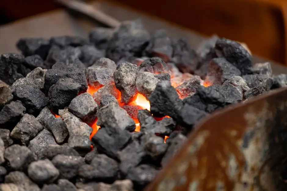 Cement-bonded briquettes for rock wool cupola charges