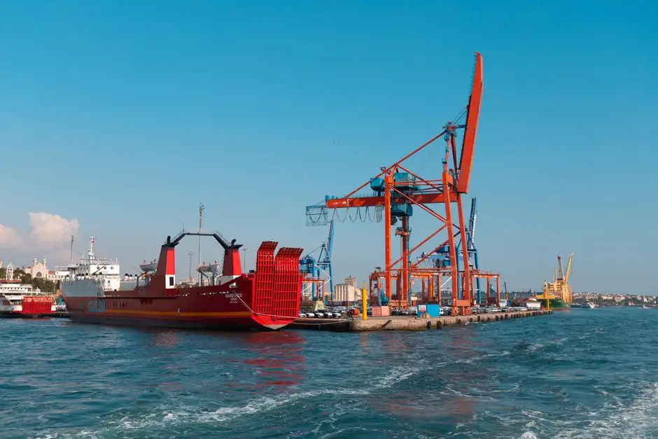 Chain Conveyor vs Telescopic Fork on Pallet Stacker Cranes