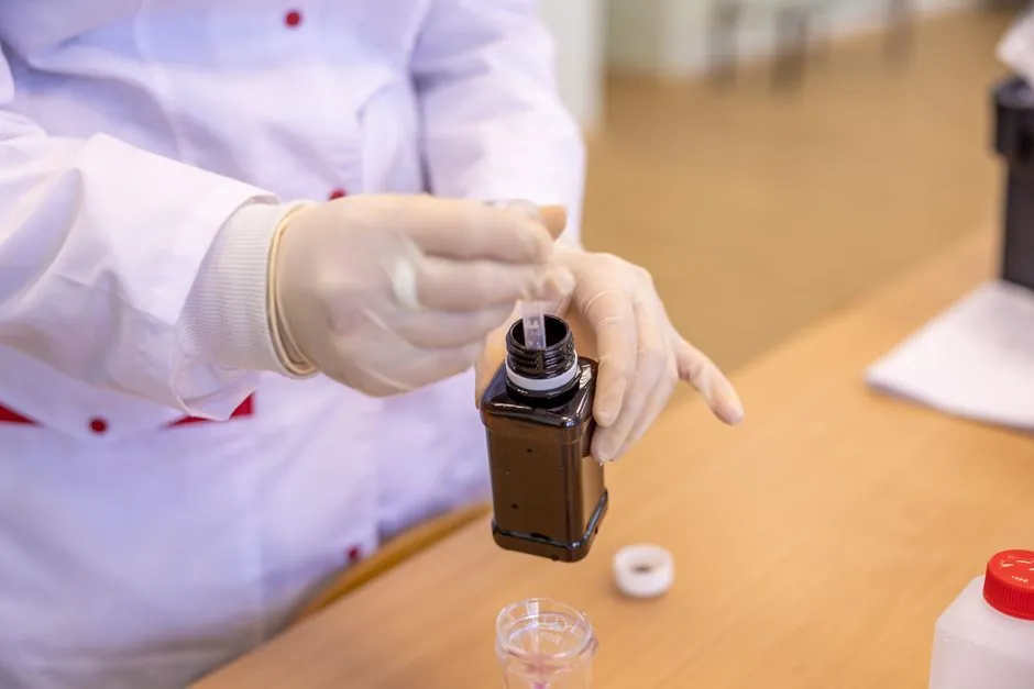 Chemical Reagent Selection for Medical Devices: ISO 10993-18, E&L, and MDR Gates