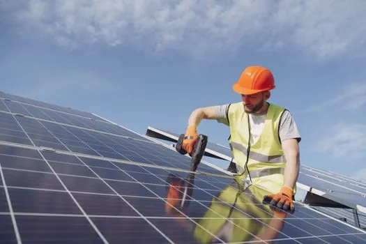 Class E vs Class G electrical hard hat voltage rating - Class G: The General-Industry Default