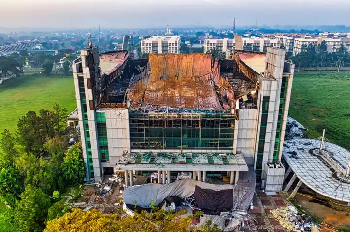 Climbing Formwork Picks for Demolition: Self-Climbing vs Crane-Climbed