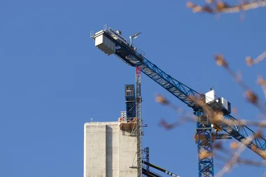 Climbing Formwork System selection for landscaping - System Comparison: Crane-Climbed vs Guided vs Automatic Hydraulic