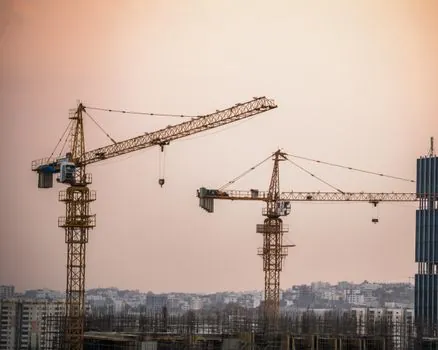 climbing tower crane vs static tower crane foundation requirement - Decision Matrix: Climbing vs Static on Four Criteria