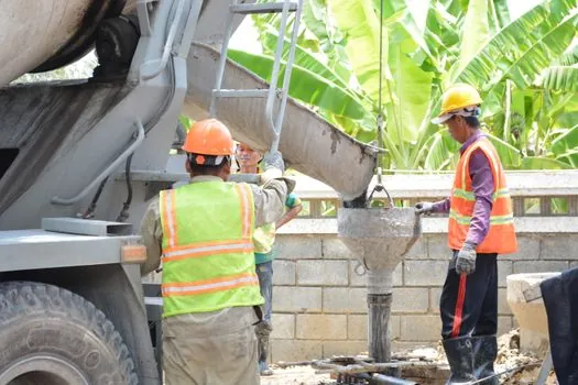 Concrete Mixer Truck selection for demolition projects - Front-Discharge Transit Mixer: Tight Sites and Operator Visibility