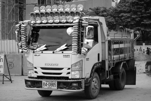 how wide is a concrete mixer truck including mirrors? - Selection Criteria: Matching Truck Width to Site Constraints