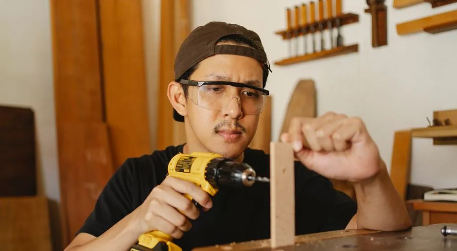 Constant-speed electronics on corded percussion drills: what the loop does, and where it