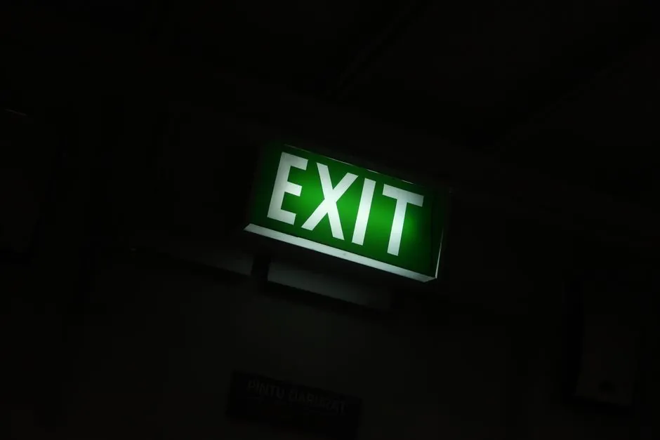 Construction-Site Emergency-Light Selection: 2026 Spec Gates and Photometric Floors