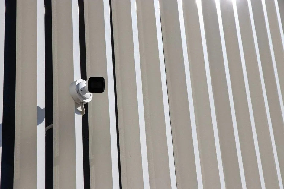 Construction site surveillance camera spec map: DORI, IP rating, and power options