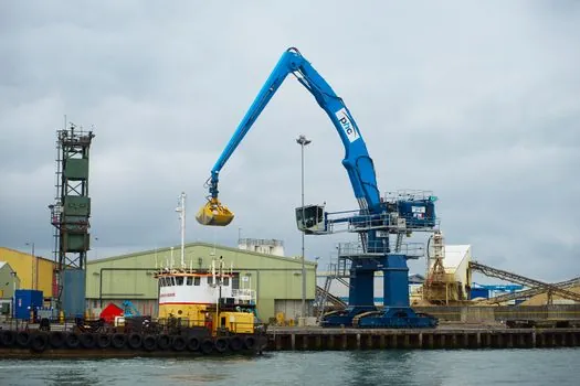 crawler crane haul road width requirement by machine size - Transport envelope: 2.6 m width cap and load count scaling