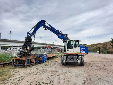 Crawler Crane maintenance practices in landfill operations - Comparison: Three Maintenance Options Landfill Operators Run