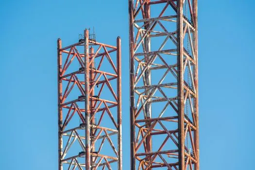crawler crane superstructure and undercarriage design components - Options and types: lattice versus telescopic, narrow versus wide track