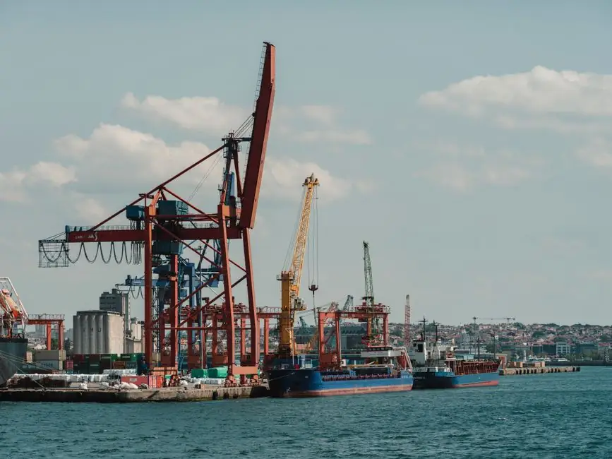 Crawler Crane vs Gantry Crane: 2026 Spec Map for Capacity, Terrain, and Site Fit