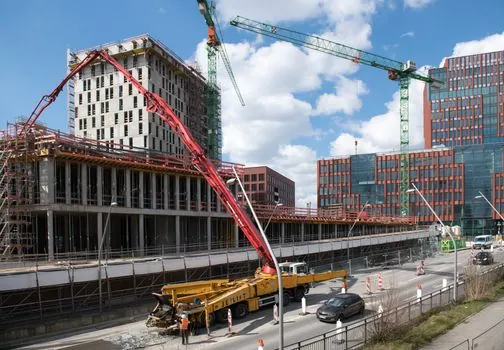 Crawler Crane vs Gantry Crane - Real Use Cases on Active Sites
