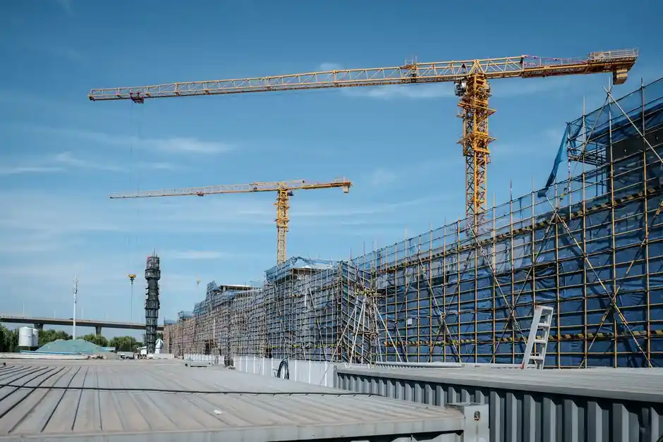 Crawler Crane vs Tower Crane: A Spec-Level Decision Map