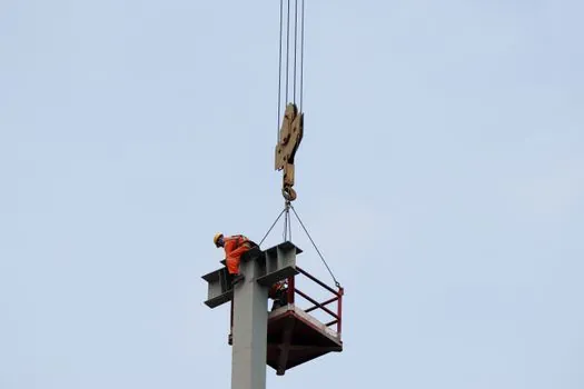 crawler crane vs truck crane for heavy lift foundation work - Setup, rigging, and crew size on a foundation lift
