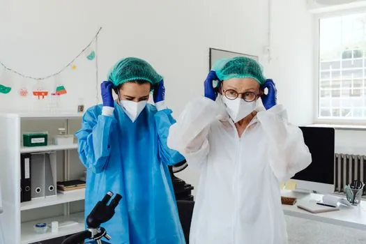 CSA Z94.3 class 1 spectacles vs class 2 goggles - Stacking PPE: When Glasses Go Under Goggles