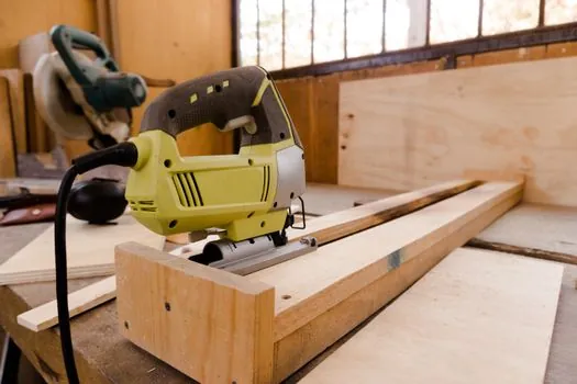Cut-Off Machine working principle explained - Hard-material cut-off: diamond and carbide wheels on portable saws
