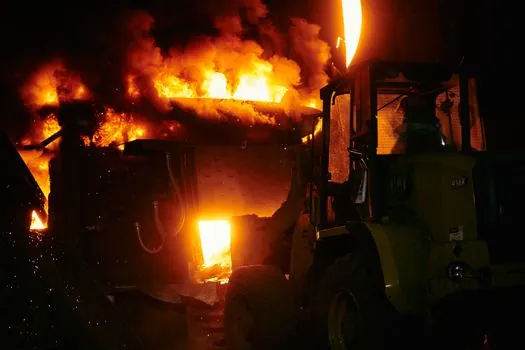 cylindrical vs conical ladle shell heat loss and pouring control - Failure Modes and Operating Constraints