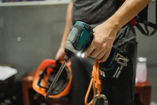 Demolition Hammer installation guide - Bit Installation, Retention, and Tool-Free Chuck Systems