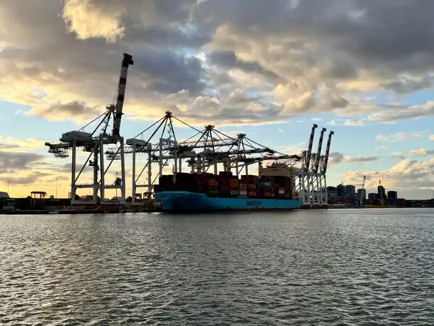 Diaphragm Wall Grab Selection for Port and Terminal Operations